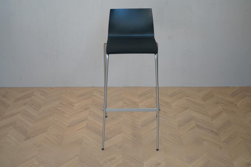 Muuto højstol i sort set forfra med polstret sæde og krom stel – siddehøjde 71 cm.